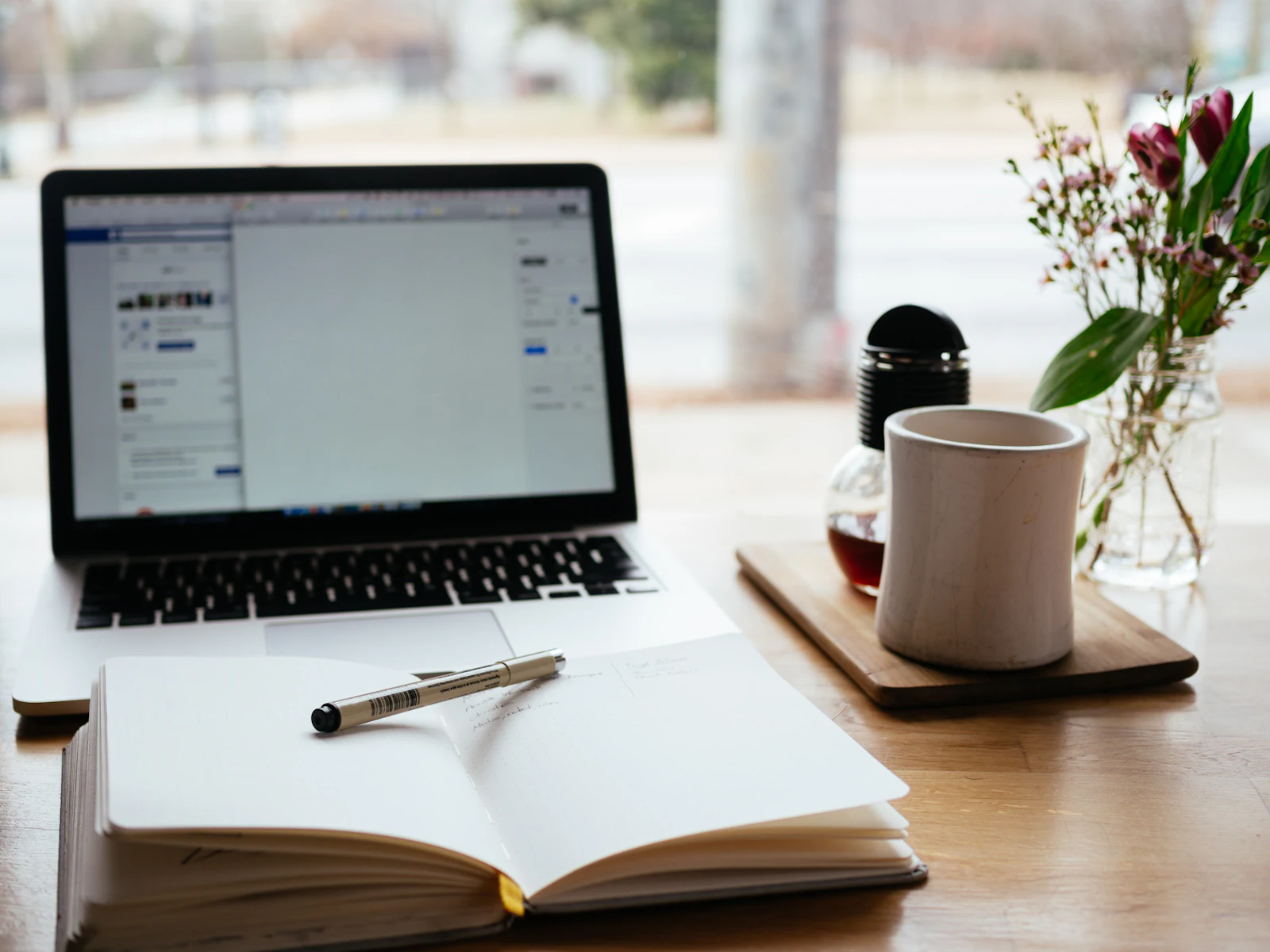 Portátil, cuaderno y café